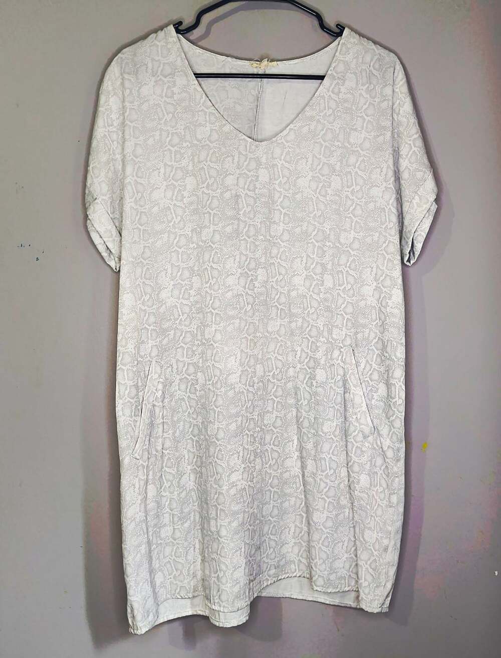 JODIFL Women's M Gray White Snake Print V-Neck Shift Knee Dress Pockets